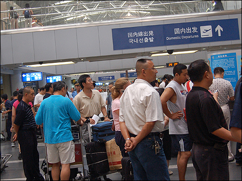 베이징 서우두 공항의 도착 홈. 베이징 공항은 물론이고 상당수 공항에 중국와 영어와 더불어 한국어가 병기되어 있어, 한국인 입국자수를 짐작하게 한다. 